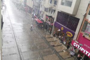 İzmir şehir merkezinde sağanak etkili oldu. Sabah saatlerinde güneşin kendini