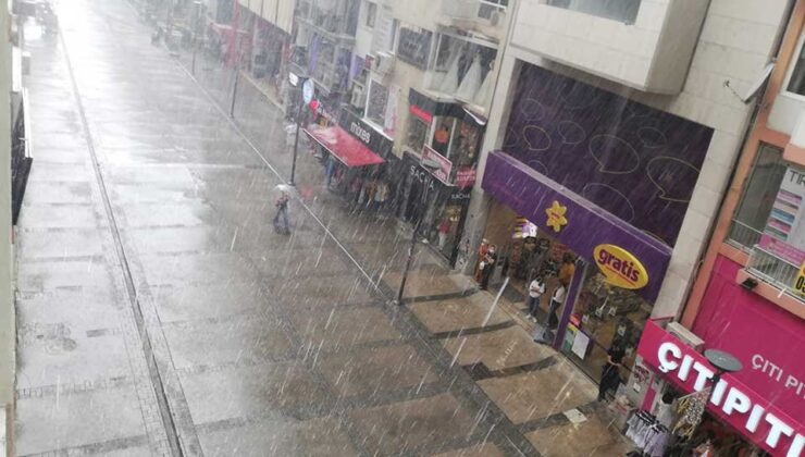 İzmir'de sağanak yağmur hazırlıksız yakaladı