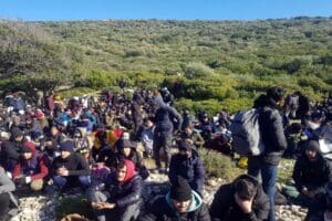İzmir'in 8 farklı il&ccedil;esinde jandarmanın d&uuml;zenlediği operasyonlarda 343 ka&ccedil;ak g&ouml;&ccedil;men