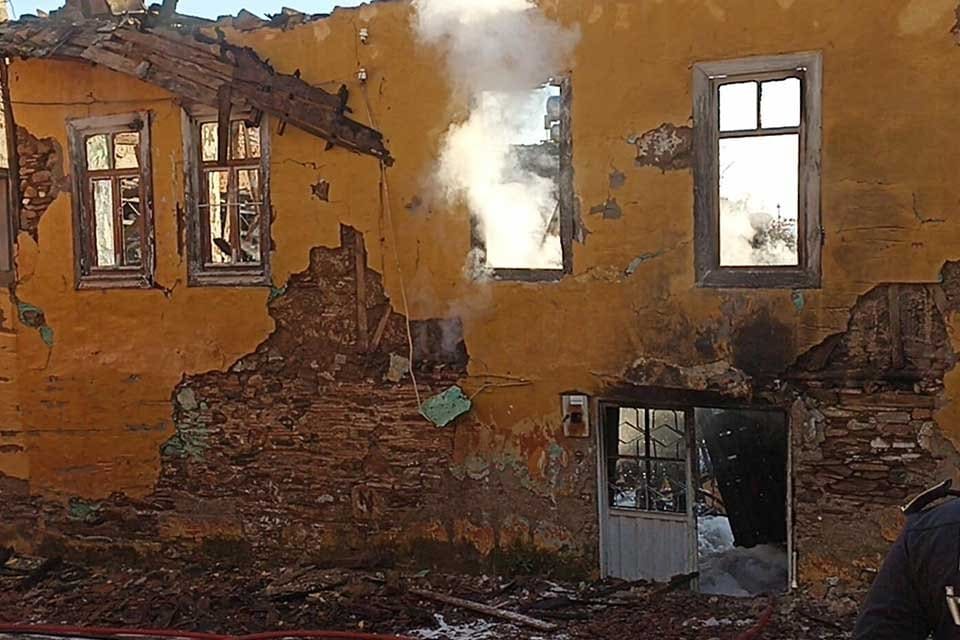 İzmir'in Bayındır il&ccedil;esinde, evlerinde &ccedil;ıkan yangında 3 kardeş yaşamını yitirdi.