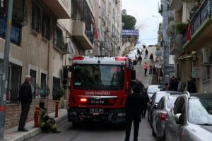 İZMİR'in Konak ilçesindeki bir evde henüz belirlenemeyen nedenle çıkan yangında,