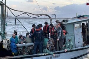 İzmir'de, yasa dışı su &uuml;r&uuml;nleri avcılığı yaparken, tespit edilen ve