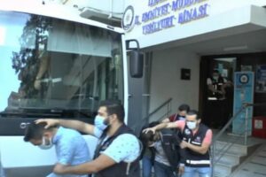 İzmir'de yasa dışı silah ve mühimmat ticareti yaptığı gerekçesiyle gözaltına