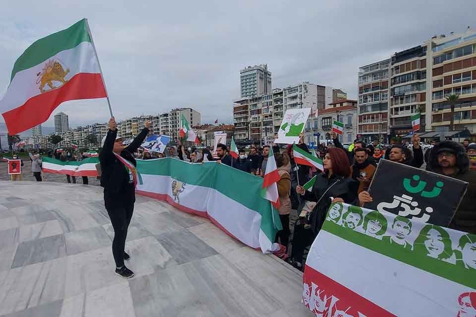 İZMİR'de yaşayan İranlılar, 16 yaşındaki Mahsa Amini'nin &ouml;l&uuml;m&uuml;n&uuml;n ardından &uuml;lkelerinde