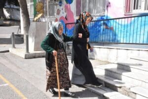 Konak il&ccedil;esindeki Kıbrıs Şehitleri İlkokulu'nda oyunu kullanan Neriman Demirkol (85)