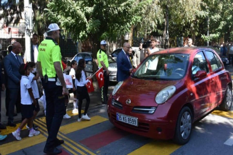 İ&ccedil;işleri Bakanlığı'nca trafikte yaya &ouml;nceliğine dikkat &ccedil;ekmek ve s&uuml;r&uuml;c&uuml; duyarlılığını