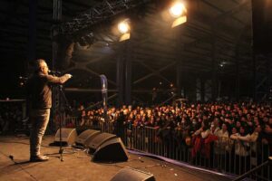 İzmir B&uuml;y&uuml;kşehir Belediyesi, umut dolu bir yıl i&ccedil;in kutlamalara Kiraz&rsquo;dan