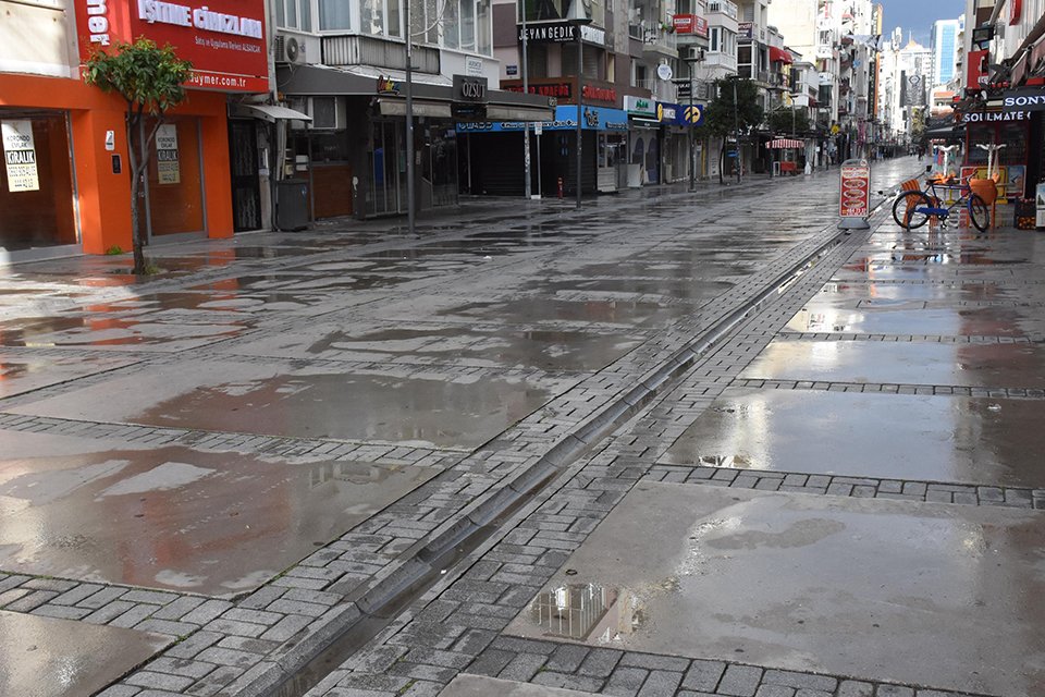 İzmir'de yılbaşında, yurt genelinde uygulanan sokağa çıkma kısıtlaması nedeniyle cadde