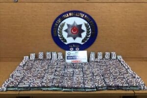 İzmir'de d&uuml;zenlenen uyuşturucu operasyonunda yeşil re&ccedil;eteyle satılabilen 35 bin hap
