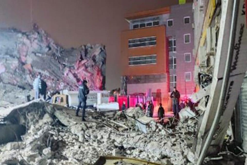 İzmir'in Konak il&ccedil;esinde yıkım işlemleri s&uuml;ren eski il emniyet m&uuml;d&uuml;rl&uuml;ğ&uuml;