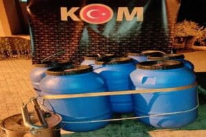 İzmir'in Urla il&ccedil;esindeki bir bağ evinde, 1 ton sahte şarap