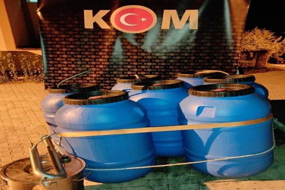 İzmir'in Urla il&ccedil;esindeki bir bağ evinde, 1 ton sahte şarap