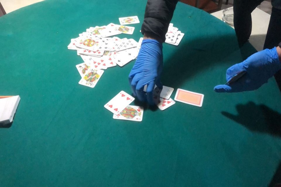 İzmir'in Bornova ilçesinde, jandarmanın operasyonlarında, kumar oynarken yakalanan 239 kişiye,