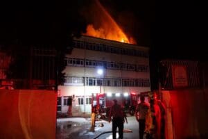 İzmir'in Karşıyaka il&ccedil;esinde, okul &ccedil;atısında &ccedil;ıkan yangın, itfaiye ekiplerinin m&uuml;dahalesiyle