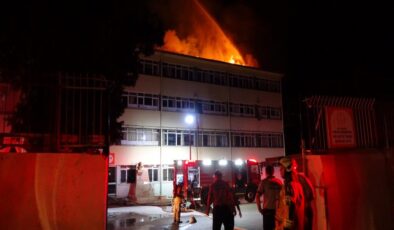 İzmir'de yine yangın! Bu sefer okulun çatısı alev aldı!