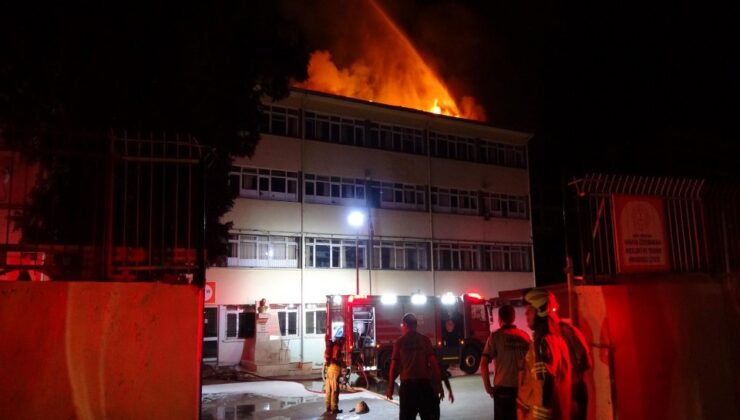 İzmir'de yine yangın! Bu sefer okulun çatısı alev aldı!