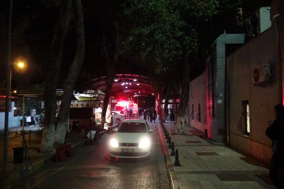 İzmir&rsquo;in Buca il&ccedil;esinde, yol verme meselesi y&uuml;z&uuml;nden &ccedil;ıkan tartışma, bı&ccedil;aklı
