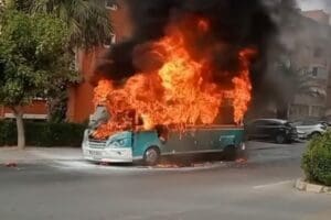 İZMİR'in Gaziemir il&ccedil;esinde, yolcu minib&uuml;s&uuml;nde seyir halindeyken &ccedil;ıkan yangın, itfaiye