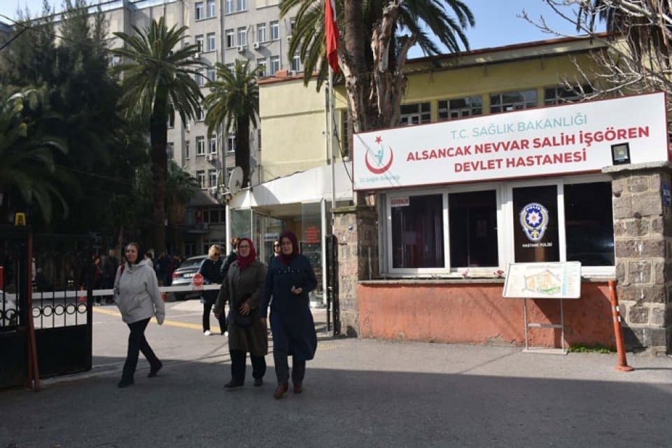 İzmir Konak'taki bir restorana yemek yemek i&ccedil;in gelen Mehmet Kırmızıg&uuml;l