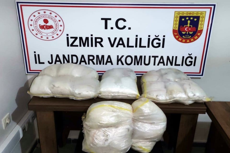 Torbalı il&ccedil;esinde, jandarmanın d&uuml;zenlediği operasyonda 26 kilogram metamfetamin ele ge&ccedil;irildi.
