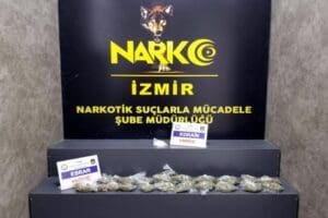 İzmir'in Konak il&ccedil;esinde, polisin uyuşturucu satıcılarına y&ouml;nelik d&uuml;zenlediği iki operasyonda