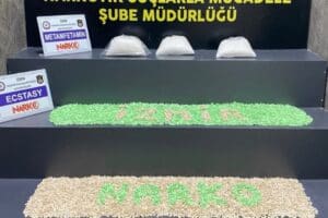 İzmir'deki polisin d&uuml;zenlediği operasyonlarda uyuşturucu maddeyle yakalanıp, g&ouml;zaltına alınan 7