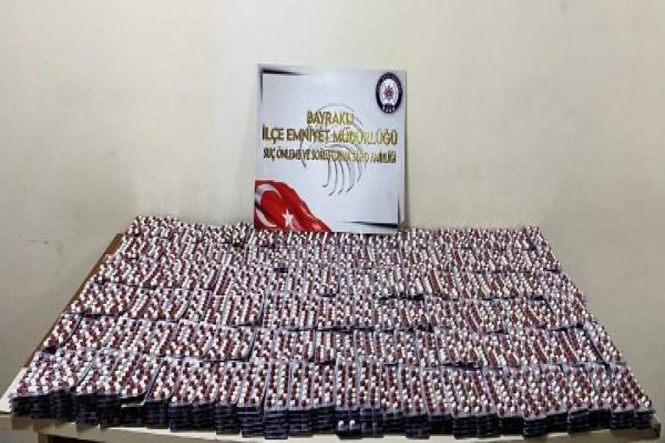 İzmir'in Bayraklı il&ccedil;esinde, polis ekiplerinin uyuşturucu ticaretine y&ouml;nelik yaptığı araştırma