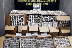 İzmir'de, polisin durdurduğu otomobilde, 105 bin sentetik hap ile yakalanan