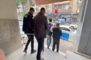 İzmir'in Kiraz il&ccedil;esinde bir arazide Hint keneviri yetiştirdiği iddiasıyla yakalanan
