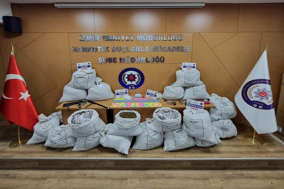 İzmir'de, uyuşturucu ile m&uuml;cadeleye y&ouml;nelik d&uuml;zenlenen baskınlarda&nbsp;g&ouml;zaltına alınan ş&uuml;phelilerden 325'i