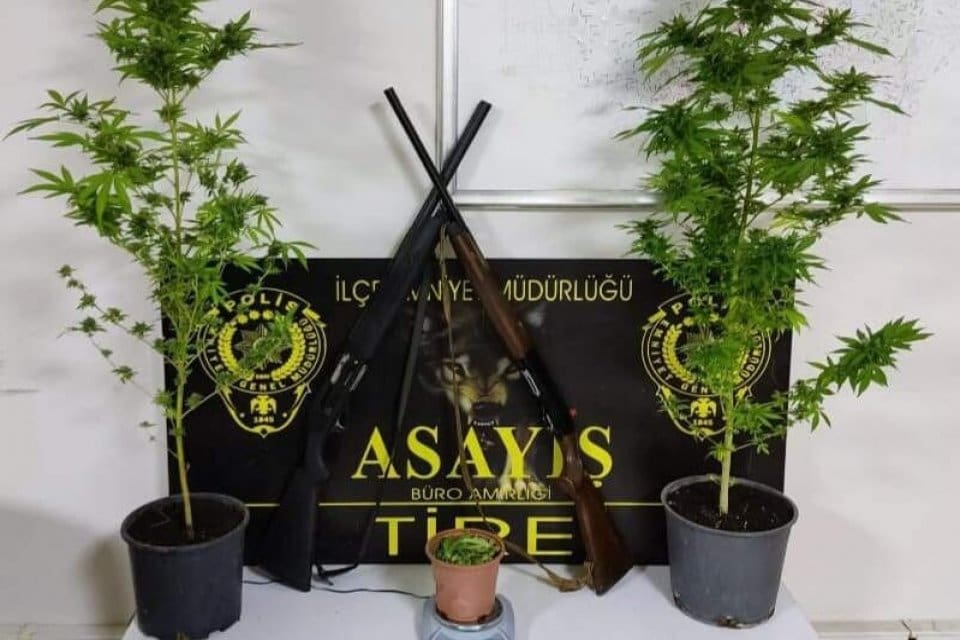 Tire il&ccedil;esinde, evinin balkonunda Hint keneviri yetiştiren E.&Ouml;., polisin operasyonuyla