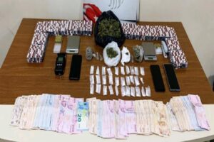 Bayraklı il&ccedil;esinde polisin d&uuml;zenlediği uyuşturucu operasyonunda 1'i kadın 3 ş&uuml;pheli,