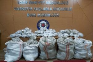 İzmir'in Menemen il&ccedil;esinde, polisin d&uuml;zenlediği operasyonda 203 kilo 950 gram