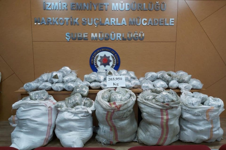 İzmir'in Menemen il&ccedil;esinde, polisin d&uuml;zenlediği operasyonda 203 kilo 950 gram