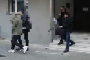 İzmir'de polisin d&uuml;zenlediği uyuşturucu operasyonunda g&ouml;zaltına alınan 3 ş&uuml;pheli, tutuklandı.