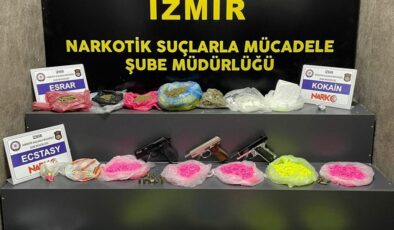 İzmir'de zehir operasyonu: Evinde yüklü miktarda uyuşturucuyla yakalandı