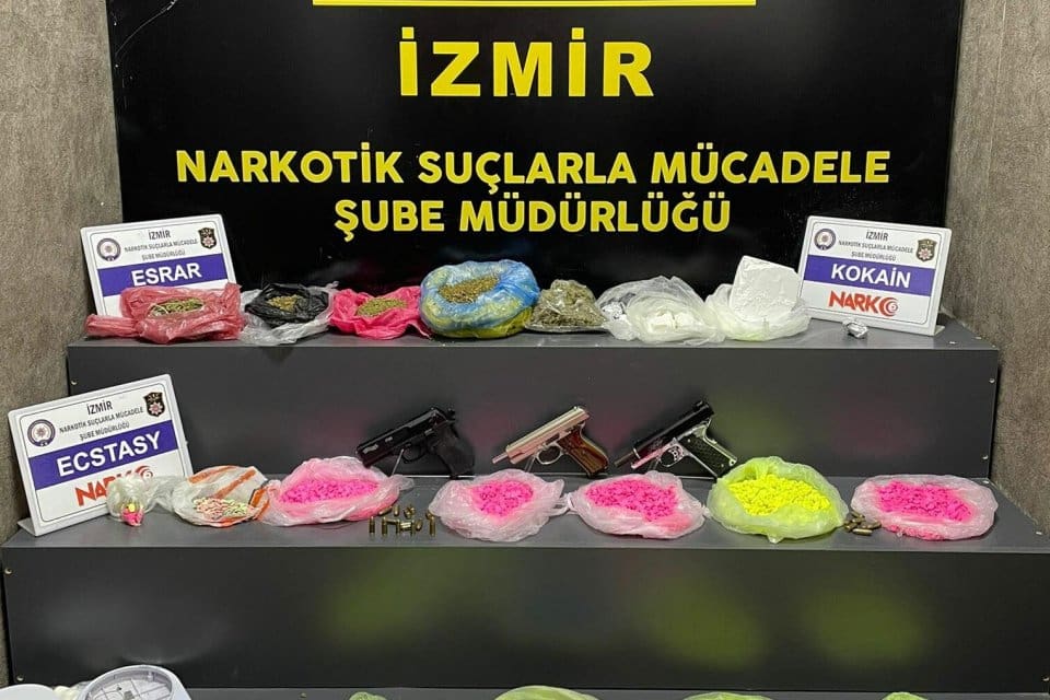 İzmir'in Bayraklı il&ccedil;esinde bir eve d&uuml;zenlenen baskında 10 bin 95