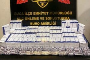 İzmir'in Buca il&ccedil;esinde, polis ekiplerince durdurulan&nbsp;takside 9 bin 128&nbsp;uyuşturucu hap