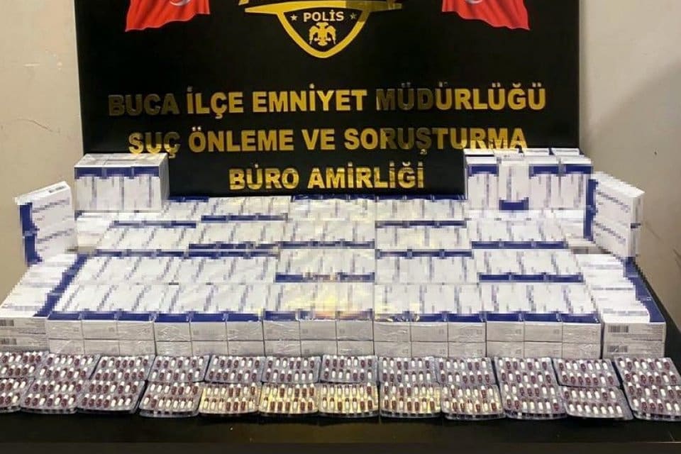 İzmir'in Buca il&ccedil;esinde, polis ekiplerince durdurulan&nbsp;takside 9 bin 128&nbsp;uyuşturucu hap