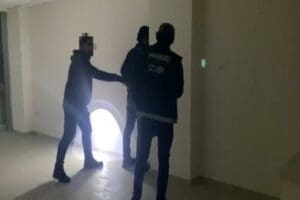 İzmir'in Konak il&ccedil;esinde, polisin eve d&uuml;zenlediği operasyonda, tavan arasında 1