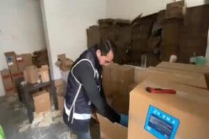 İzmir'in Bayraklı il&ccedil;esinde bir depoya d&uuml;zenlenen baskında 1 ton sahte