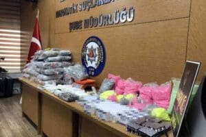 İzmir'de, son 1 ayda polis ekiplerince yapılan uyuşturucu operasyonlarında g&ouml;zaltına