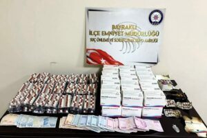 İzmir'in Bayraklı il&ccedil;esinde, polisin bir eve d&uuml;zenlediği uyuşturucu operasyonunda 6