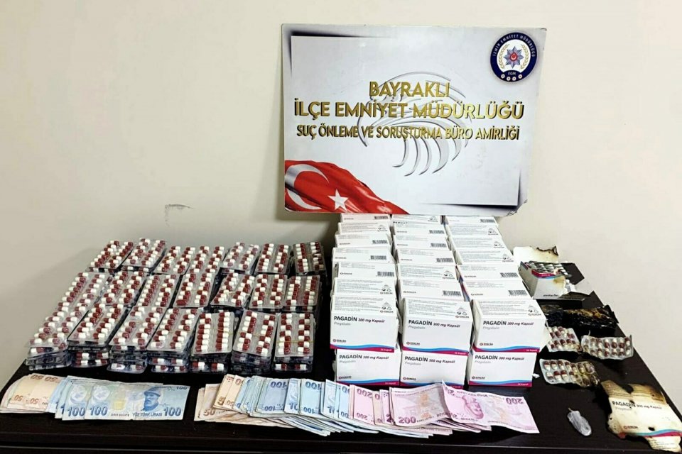 İzmir'in Bayraklı il&ccedil;esinde, polisin bir eve d&uuml;zenlediği uyuşturucu operasyonunda 6
