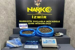 İzmir'de polisin d&uuml;zenlediği eş zamanlı baskınlarda 13 kilo 694 gram
