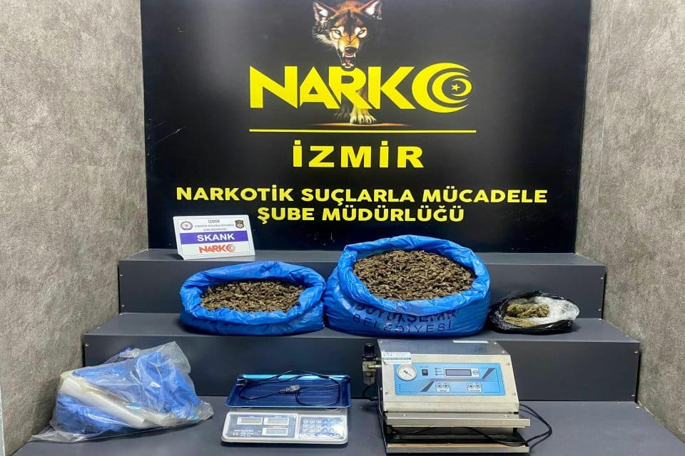 İzmir'de polisin d&uuml;zenlediği eş zamanlı baskınlarda 13 kilo 694 gram