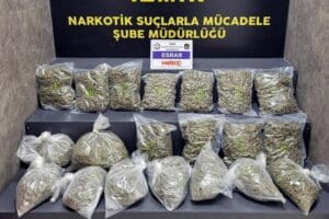 İzmir'in Kemalpaşa il&ccedil;esinde, kamyonda&nbsp;16 kilo 325 gram skunk ile&nbsp;yakalanan 3