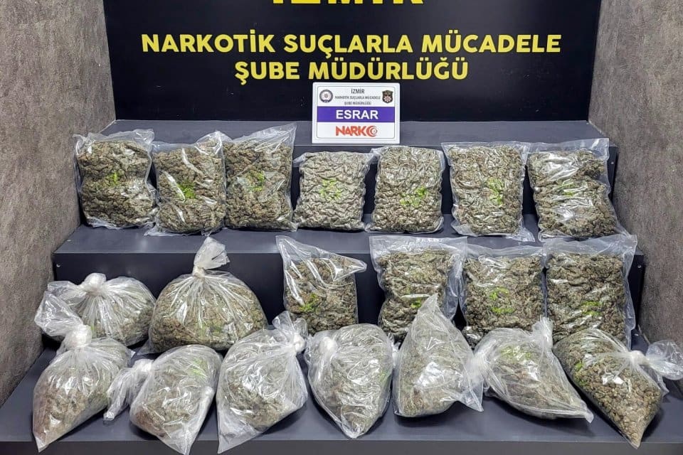 İzmir'in Kemalpaşa il&ccedil;esinde, kamyonda&nbsp;16 kilo 325 gram skunk ile&nbsp;yakalanan 3