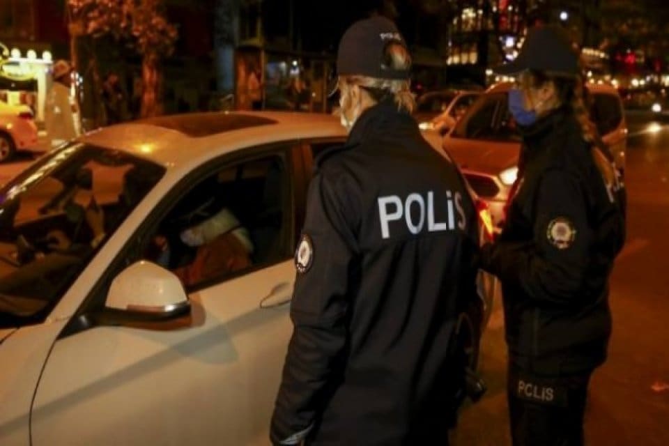 İzmir'de ge&ccedil;en hafta d&uuml;zenlenen uyuşturucu operasyonlarında g&ouml;zaltına alınan 19 zanlı