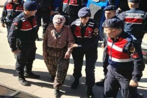İzmir'in Tire il&ccedil;esinde, Himmet Gele&ccedil;'in (79) evinde başına sert bir